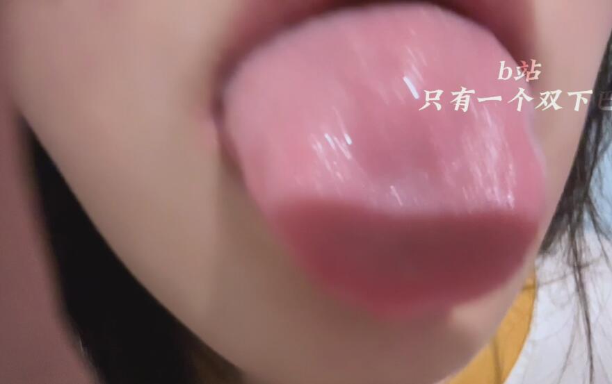 只有一个双下巴 舔手指插图
