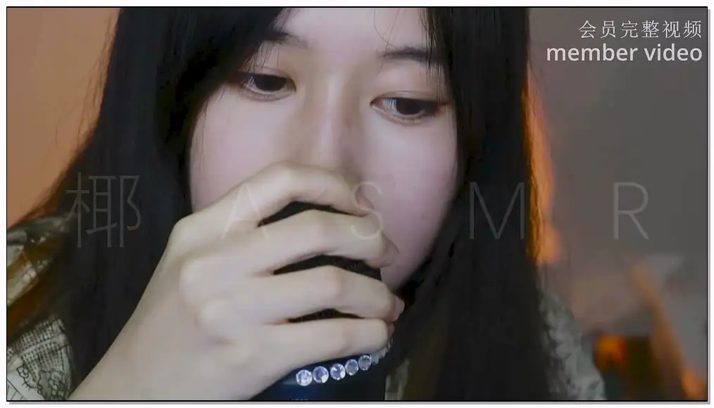 椰子ASMR 舔保鲜膜插图