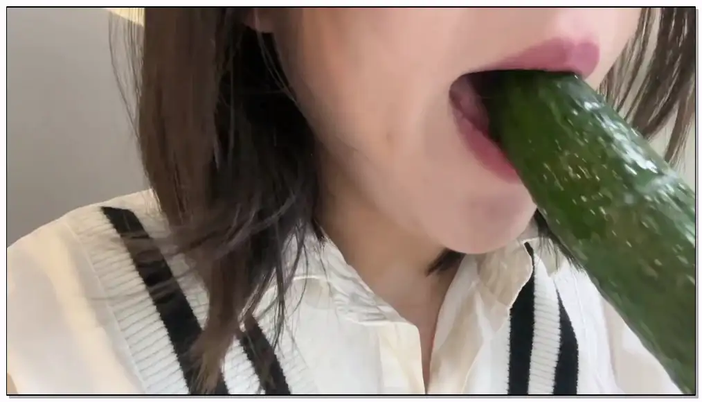方便面助眠  口涂了炼乳的黄瓜插图