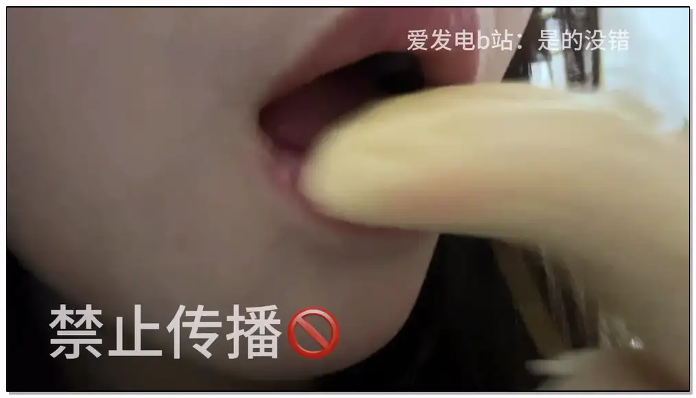 是的没错    舔舐香蕉插图