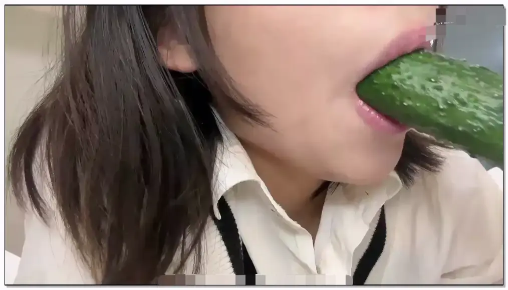 方便面助眠    吞下一整根插图