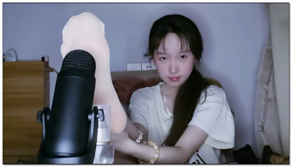 YiDan的窝窝   摸麦克风（穿着丝袜）👀😚插图