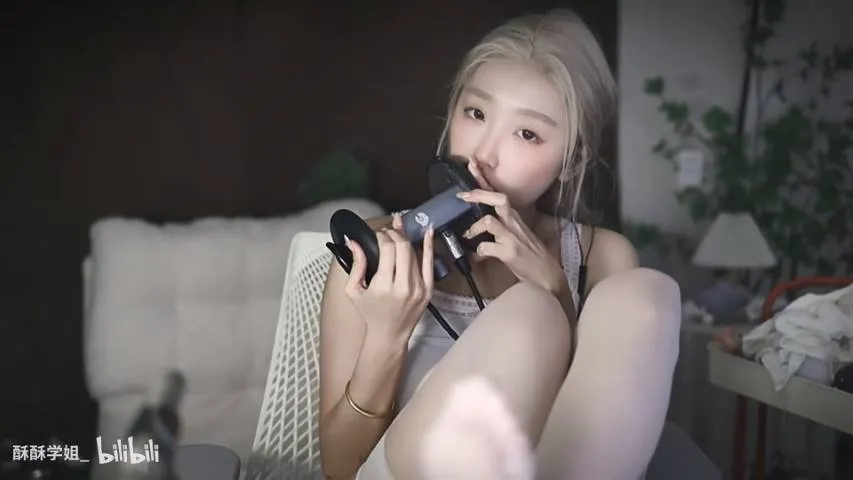 酥酥学姐ASMR 舔耳！插图