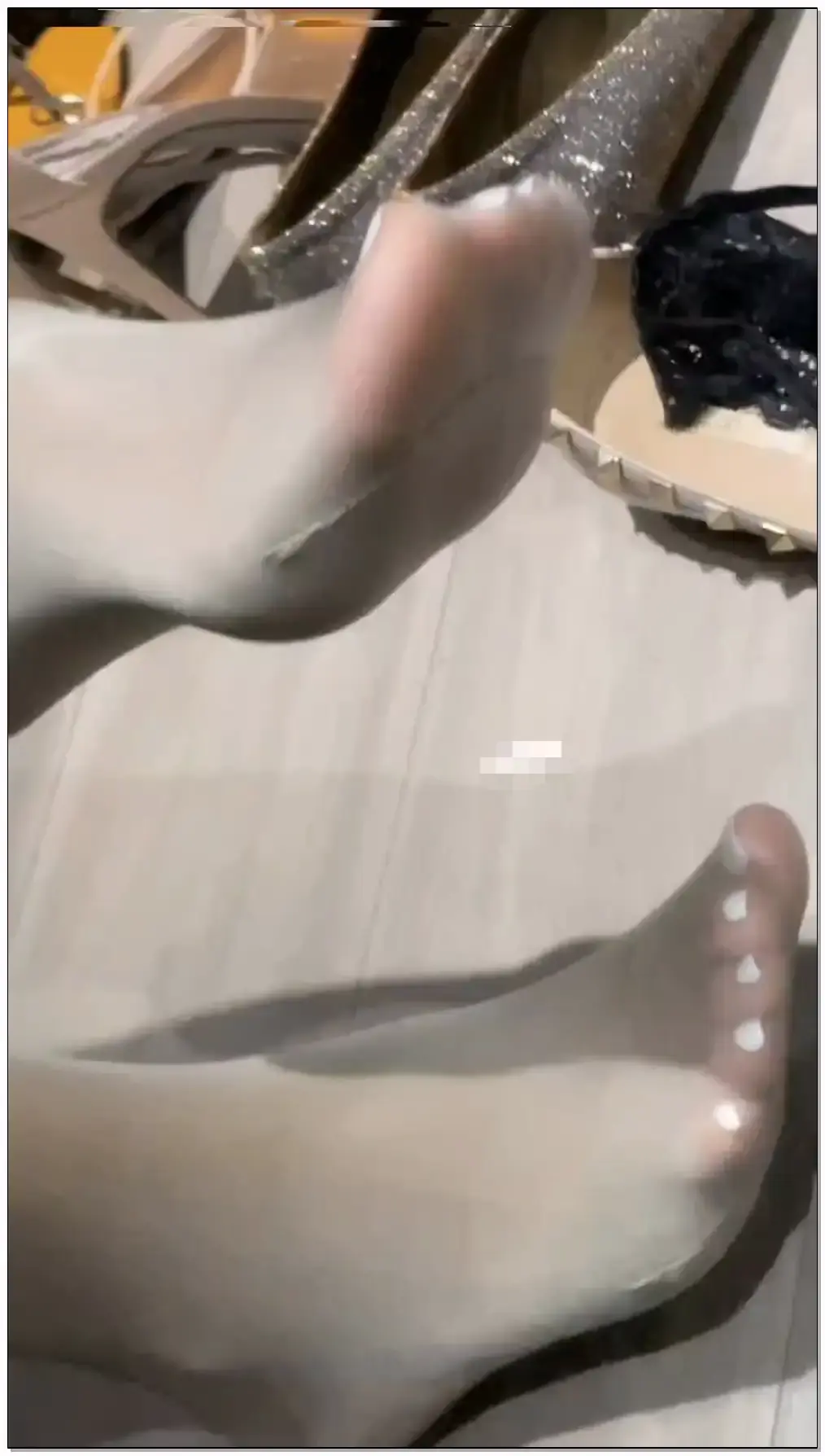 不听话小狗    被妈妈发现看小电影插图