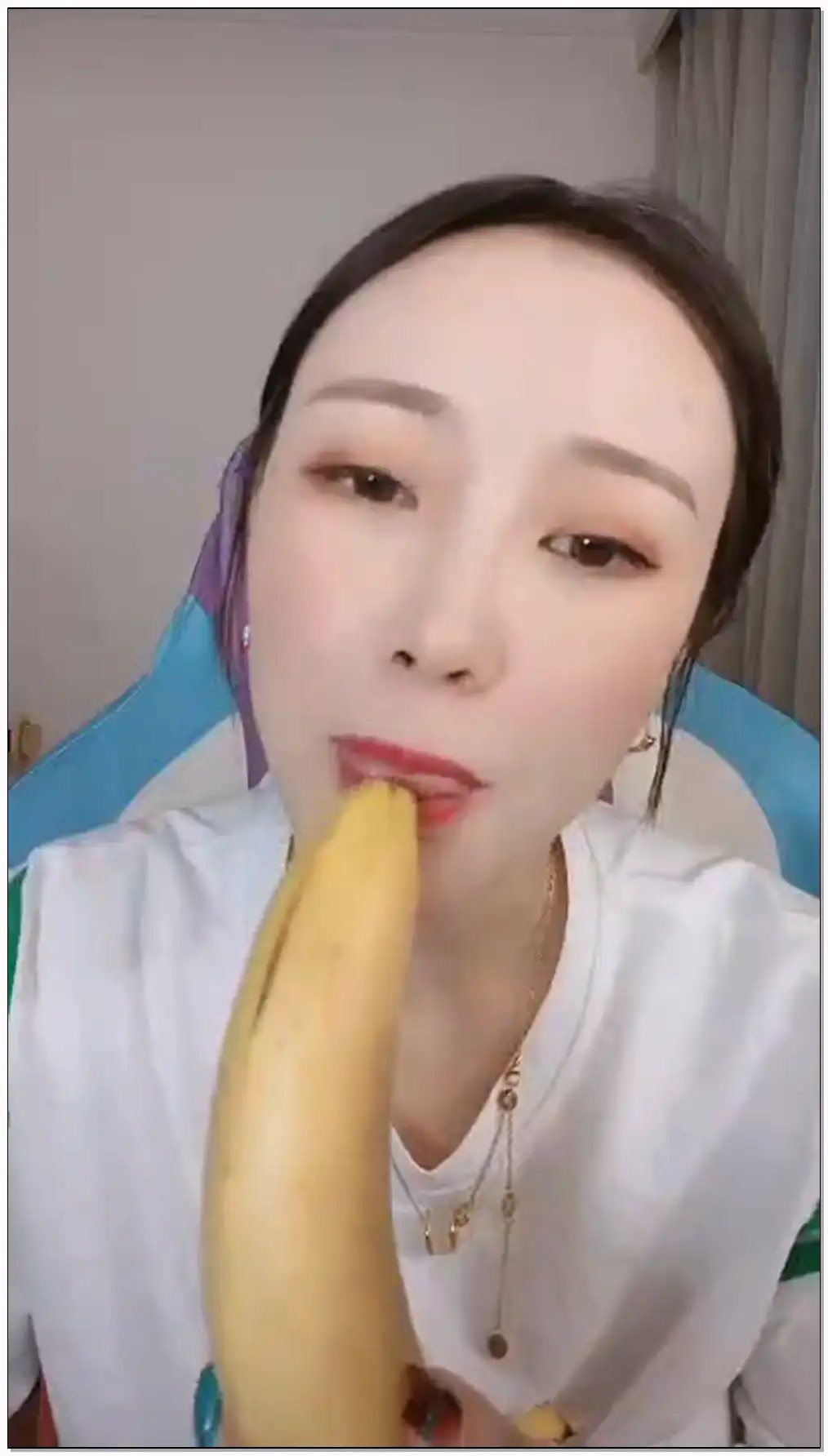 喵小咪 品尝香蕉🍌插图