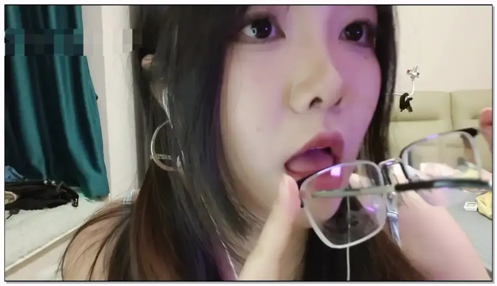 咩咩米吗莫 清洗眼镜 舔+亲吻插图