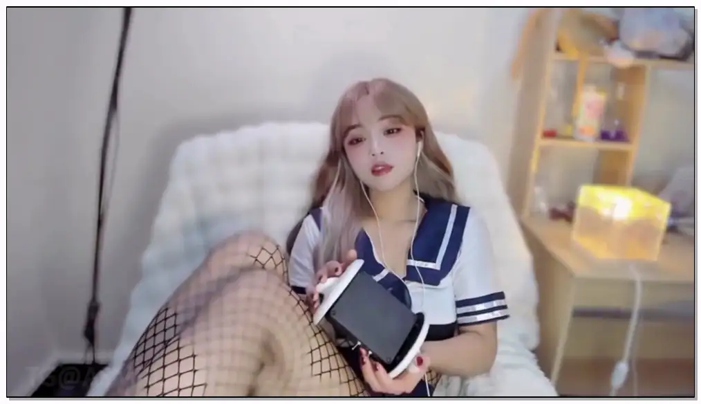 小萌呐呐 少女_连体渔网袜，好羞涩呀！考验视力？插图
