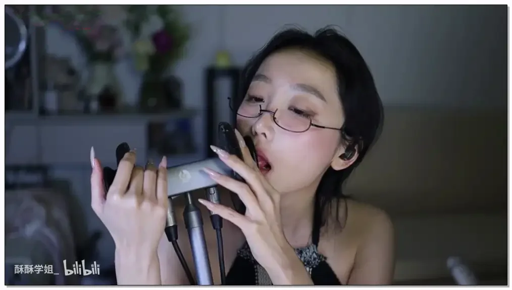 b站 酥酥学姐asmr 反差眼镜妹 灵活舌头👅舔耳插图
