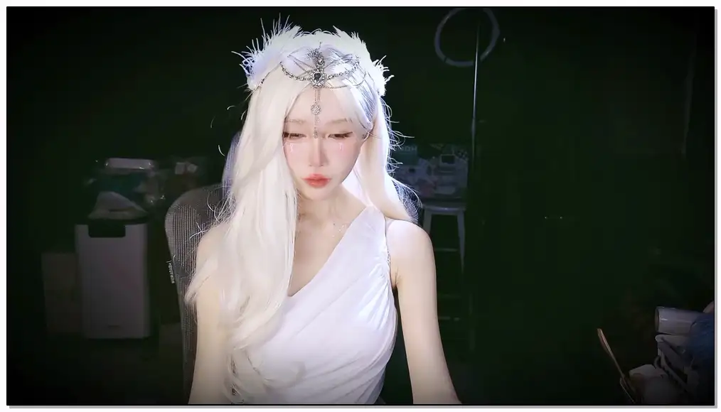 秋水_2025 04 07 异域神女-露脸_肚脐_大量孔雀鱼_这期不错，好看也好听😆插图