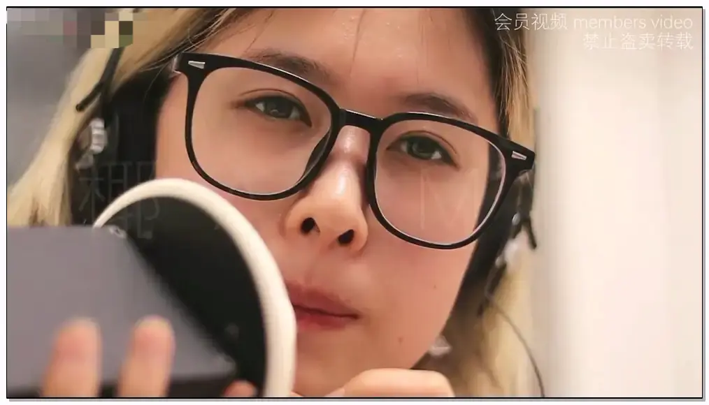 椰子ASMR 黄发眼镜 舔耳插图