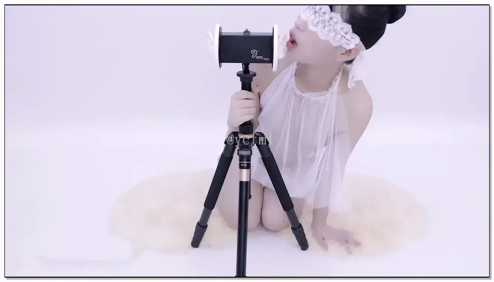晓美ASMR 透白纱肚兜舔耳音很不错哦插图