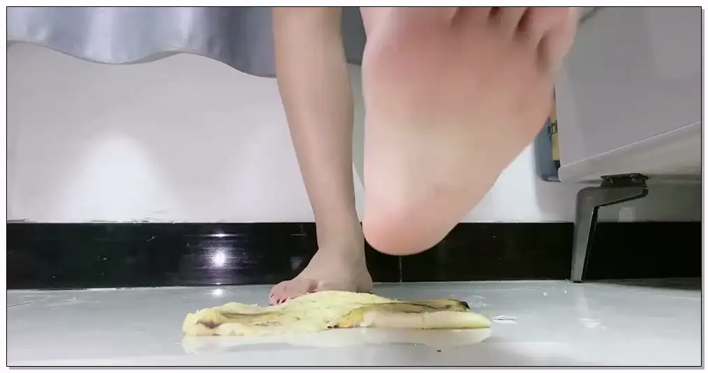 米米助眠 蹂躏香蕉🍌插图