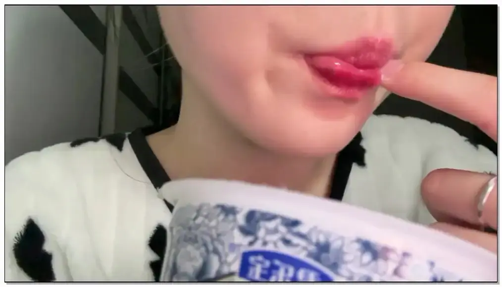 喵喵你好好好 舔酸奶手指插图